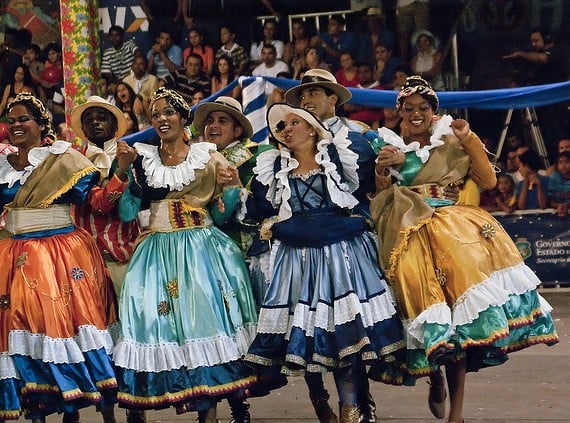 Mulheres dançando quadrilha