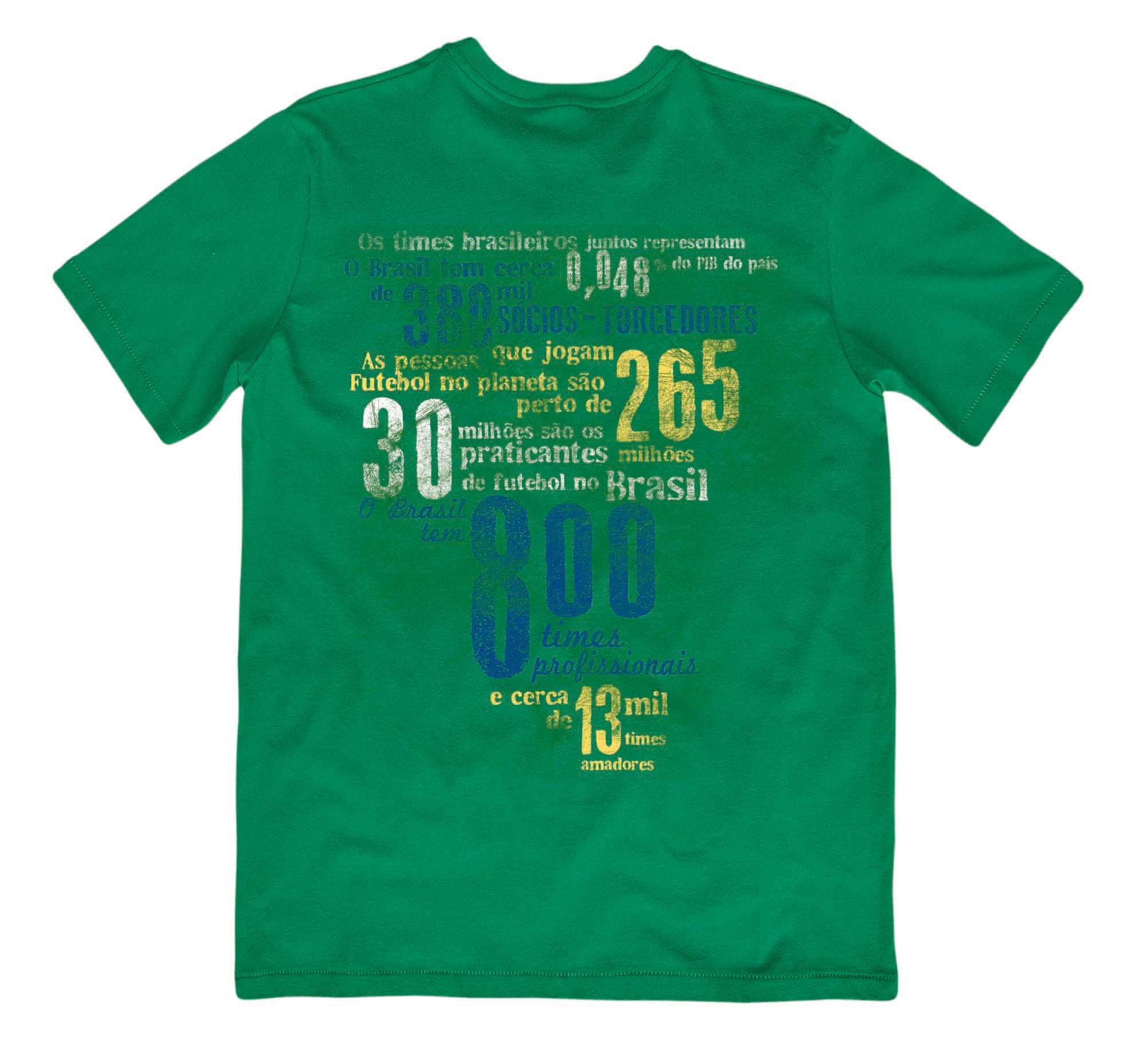 Camiseta verde estampada com frases de futebol sobre o Brasil.