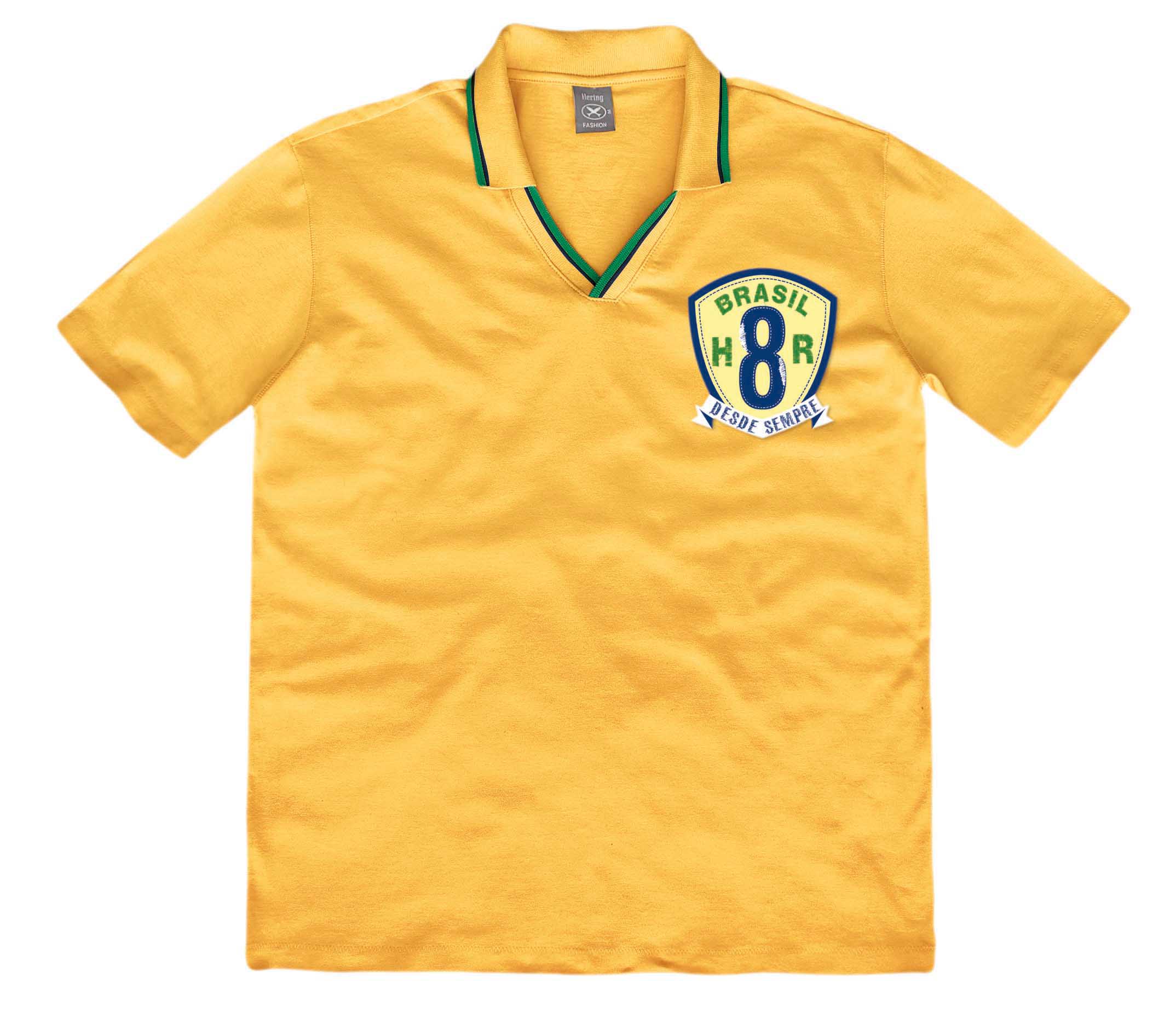 Camiseta amarela com detalhes verde e azul na gola.