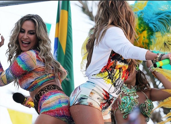 Claudia Leitte e Jennifer Lopez gravam clipe da Copa do Mundo. Veja o figurino e inspire se para o carnaval