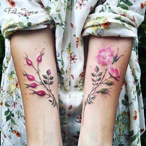 tatuagens de rosa, em botões em um braço e abertas no outro