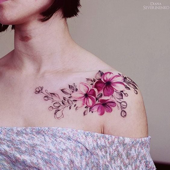 Tatuagem de flores de tulipa abertas rosa no ombro