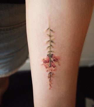 Tatuagem de galho com flores