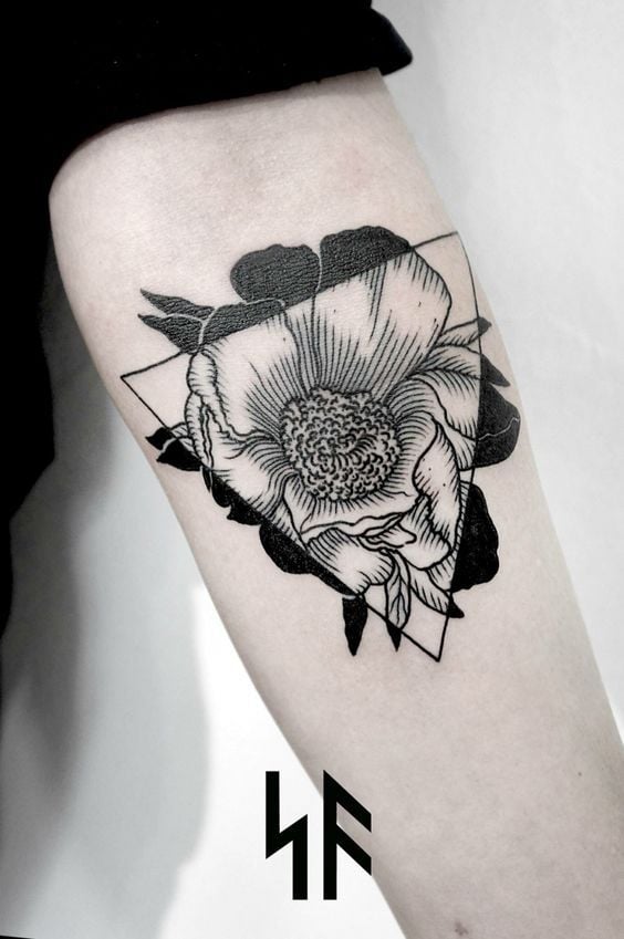 tatuagem de flor em triângulo