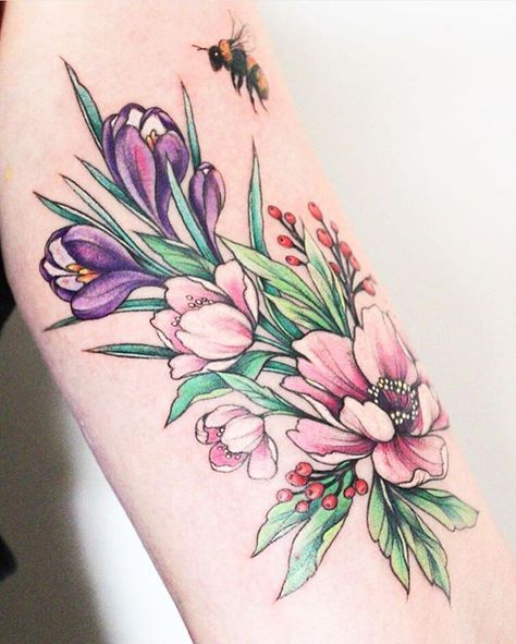 Foto de tatuagem de flor colorida no braço