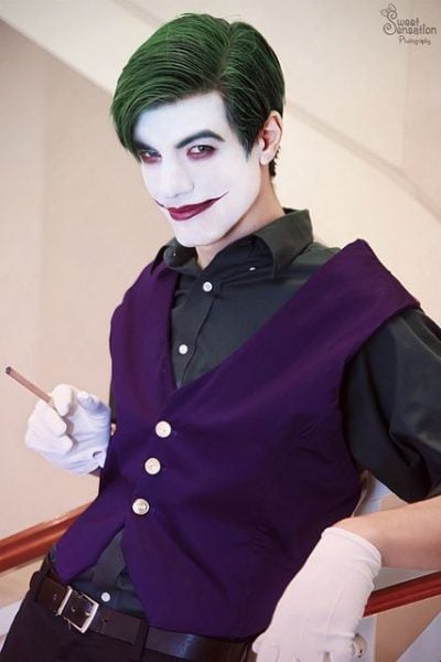 Homem fantasiado de Coringa 