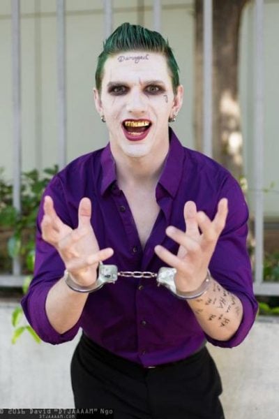 Homem fantasiado de Coringa algemado 