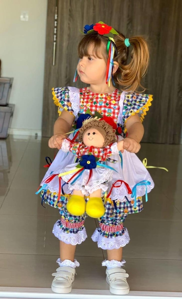 https://www.fashionbubbles.com/wp-content/uploads/2019/06/Vestido-Infantil-Caipira.-Credito-Loja-Brasil-que-Encanta.-Fonte-Elo7.jpeg