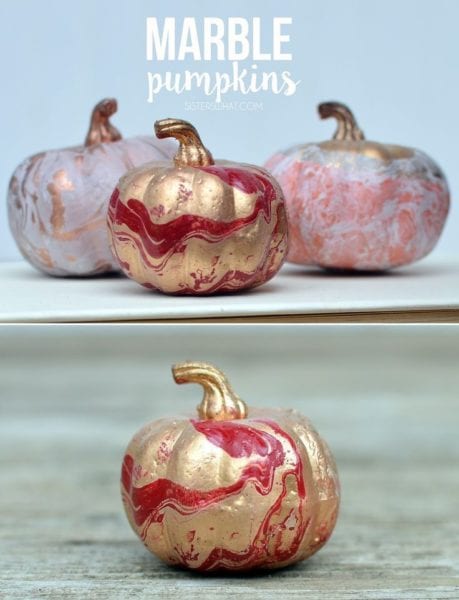 Foto de abóboras decoradas com esmalte para o Halloween.