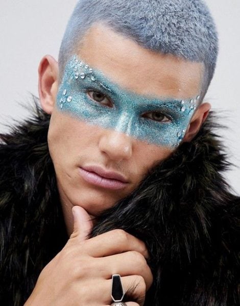 maquiagem masculina para olho com glitter e strass