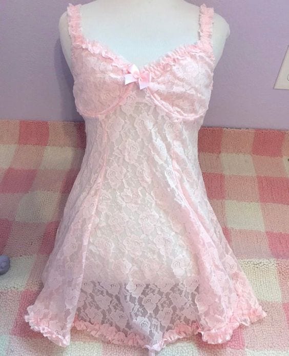 Manequim branco com babydoll rendado rosa 