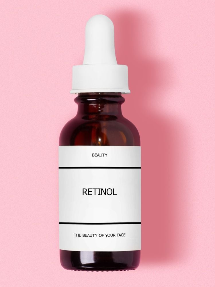 Fundo rosa com foto de embalagem de sérum retinol