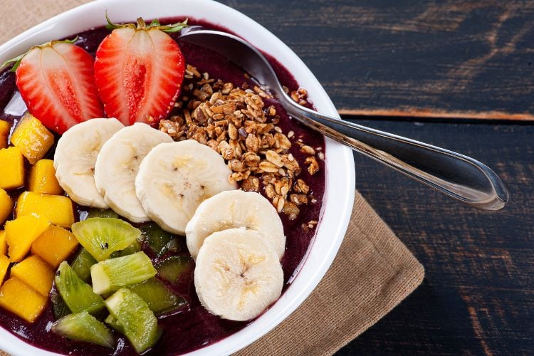 Tigela de açaí com morango, banana, granola, kiwi 