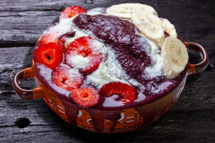 Tigela de açaí com morango, banana, leite em pó e leite condensado 