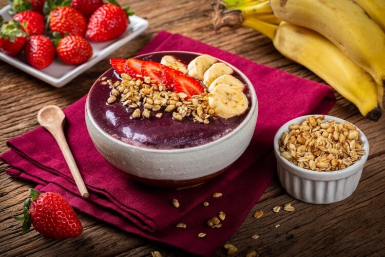 Quais são os benefícios de comer açaí? Confira quais doenças a fruta pode prevenir e outras vantagens