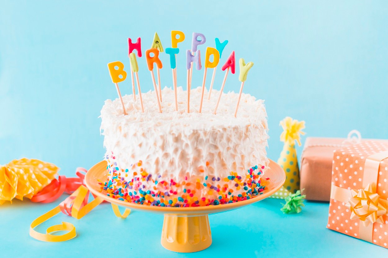 Bolo de feliz aniversário bolo de desenho animado para comemoração ou  aniversário