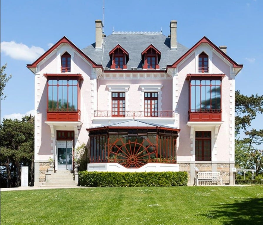 Casa da família na vila “les Rhumbs”, em Granville, hoje convertida no Museu Christian Dior Granville.