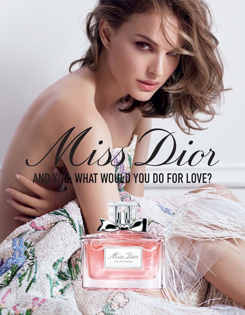 A atriz Natalie Portman posando em uma campanha do perfume ´Miss Dior`, em 2019. 