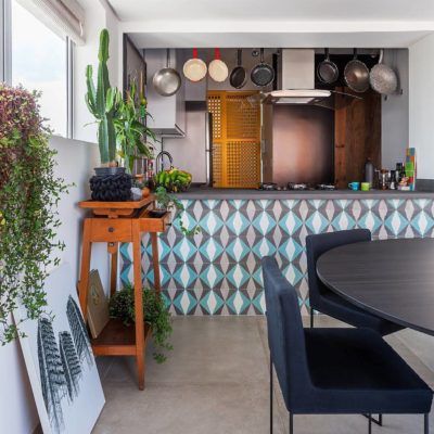Cozinha e sala de jantar com plantas na decoração