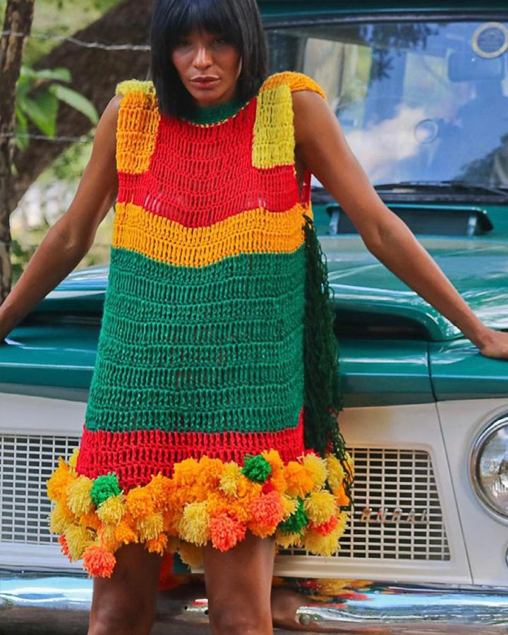 A modelo Suyane Moreira com um vestido cortina colorido.
