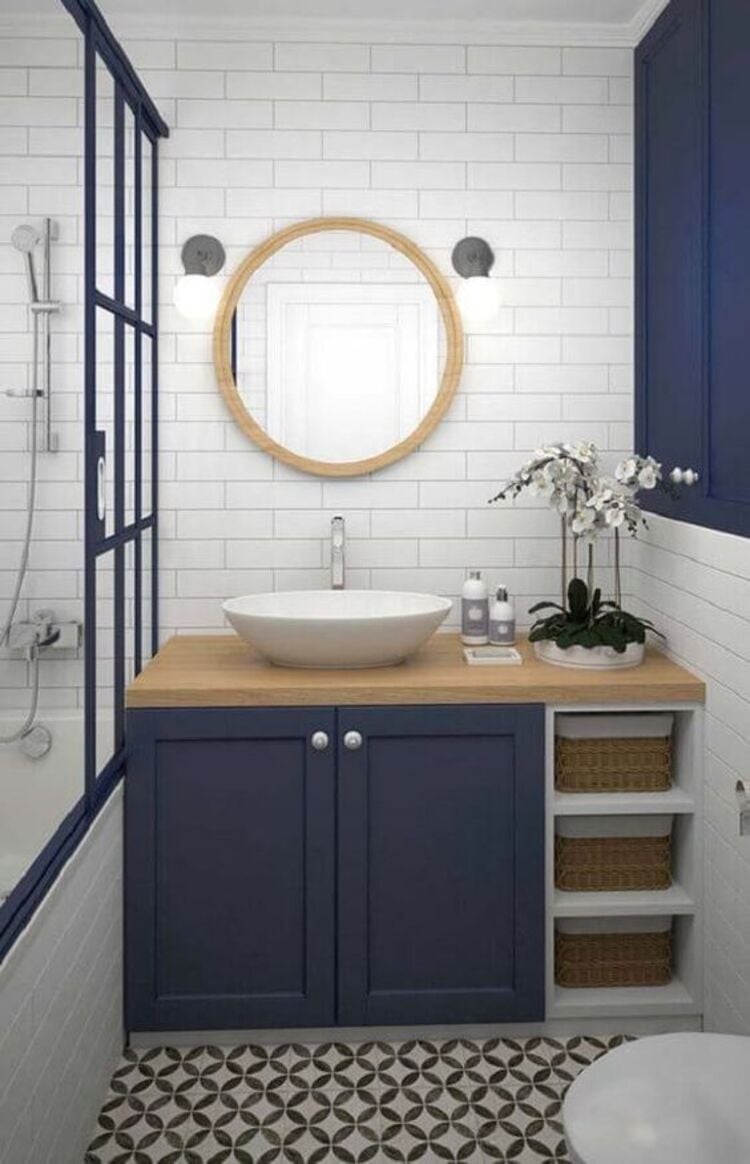 Azul na decoração do banheiro.