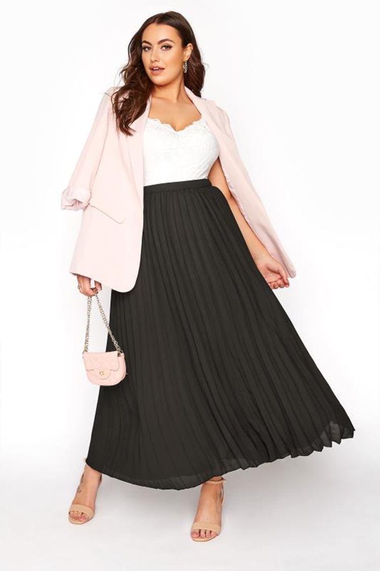 Moda Plus Size Primavera: Foto de mulher com saia.