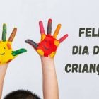 Foto de mãos de criança pintadas com tinta, Feliz Dia das Crianças 2021