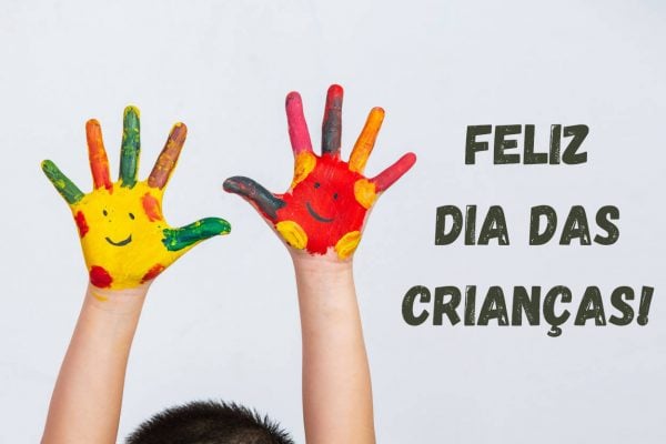 Foto de mãos de criança pintadas com tinta, Feliz Dia das Crianças 2021