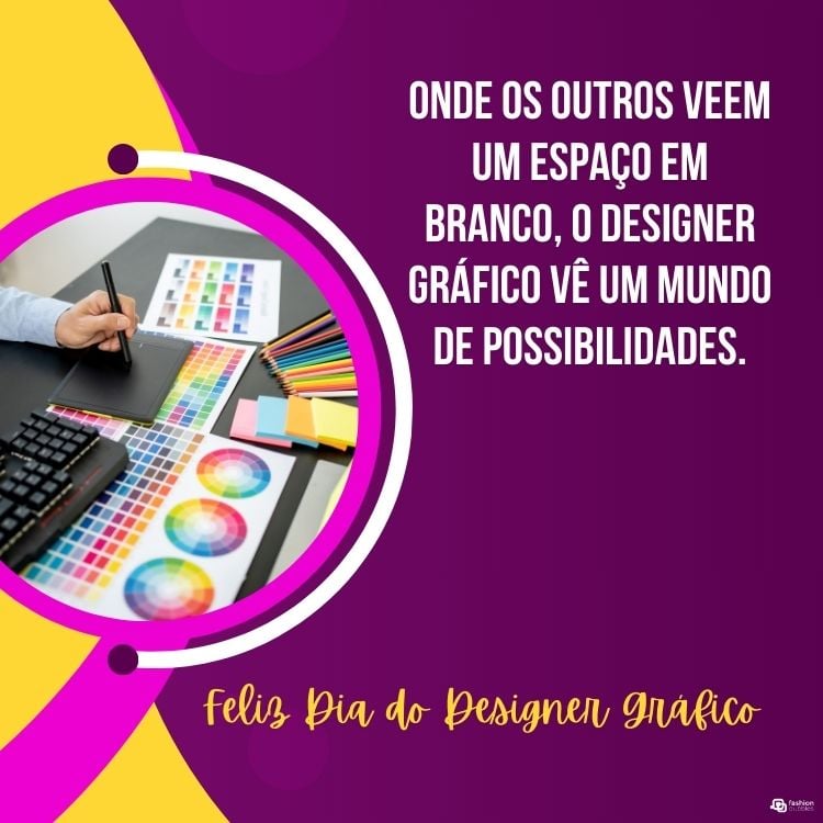 Cartão virtual de fundo amarelo e roxo com foto redonda de pessoa de pele clara desenhando na mesa digitalizadora com círculos de cores à frente. Ainda, há a frase"Onde os outros veem um espaço em branco, o designer gráfico vê um mundo de possibilidades."