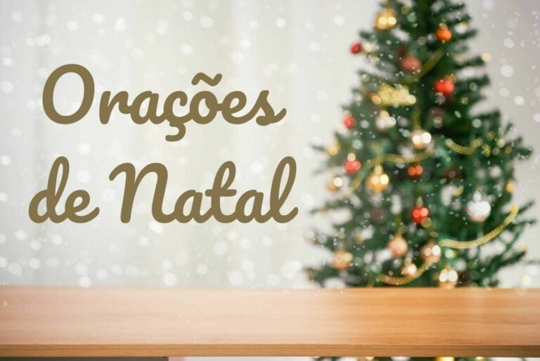 árvore enfeitada e frase orações de Natal ao lado