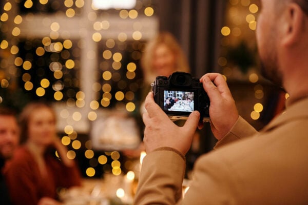 Foto de homem tirando foto no Natal