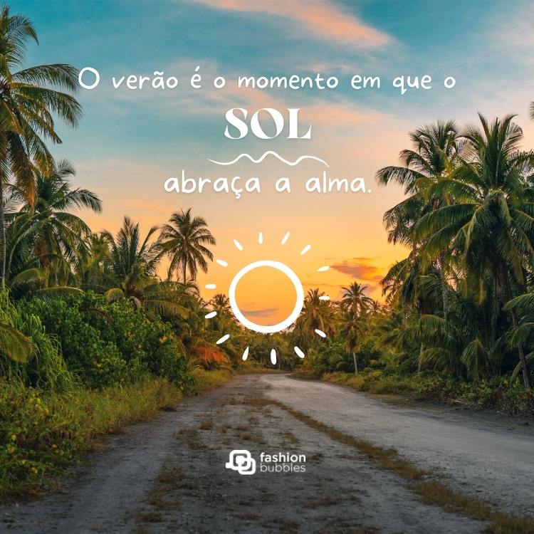 Paisagem de trilha com palmeiras e pôr do sol ao fundo, com frase: O verão é o momento em que o sol abraça a alma.