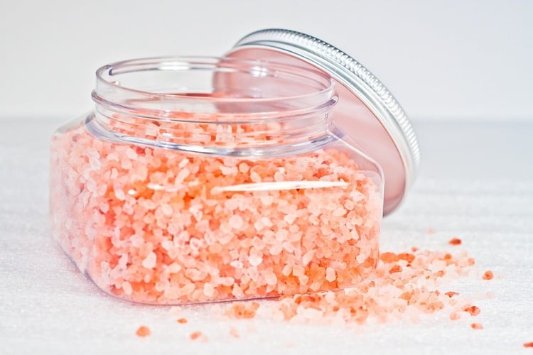 pote de vidro com sal grosso do himalaia (rosa) dentro