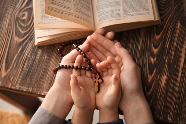 Oração pelos filhos: 30 frases e orações das mães para proteger e abençoar