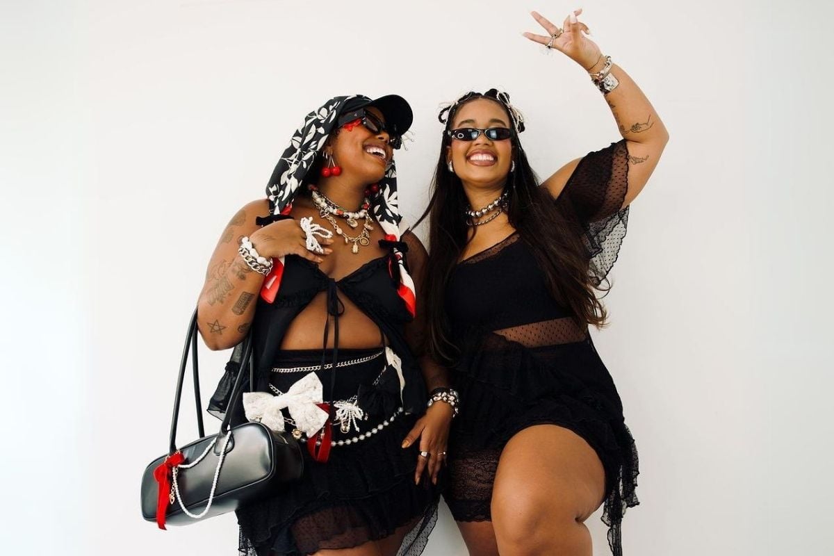 foto de Ana Flávia e Mari Lobo usando os melhores looks para o Rock in Rio 2024