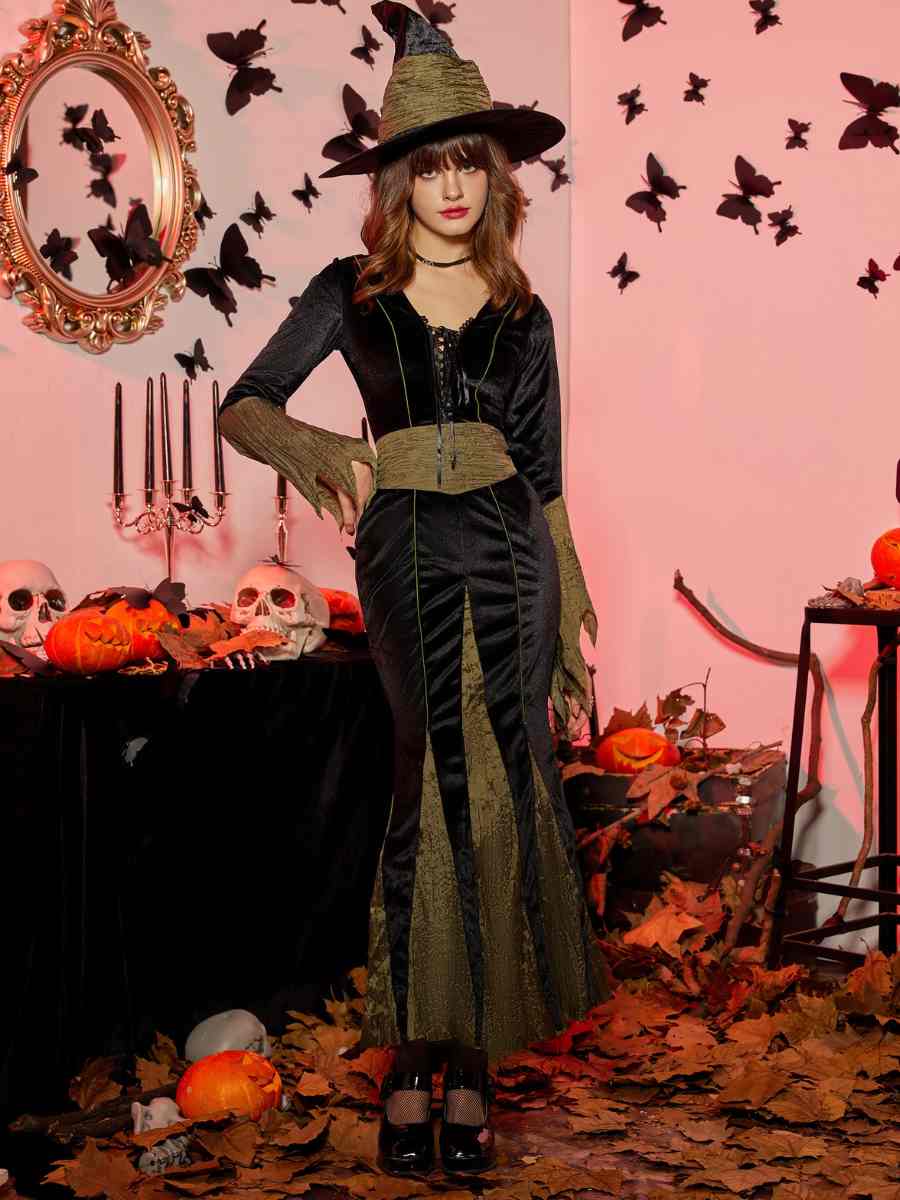Retrato de corpo inteiro de mulher com fantasia de bruxa negra de halloween  e chapéu segurando uma vassoura sobre fundo branco