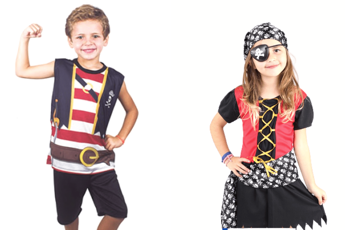 menino e menina fantasiados de pirata. A fantasia do menino consiste em uma blusa temática e uma bermuda preta, enquanto a da garota conta com uma bandana preta, tapa olho e vestido temático preto com vermelho