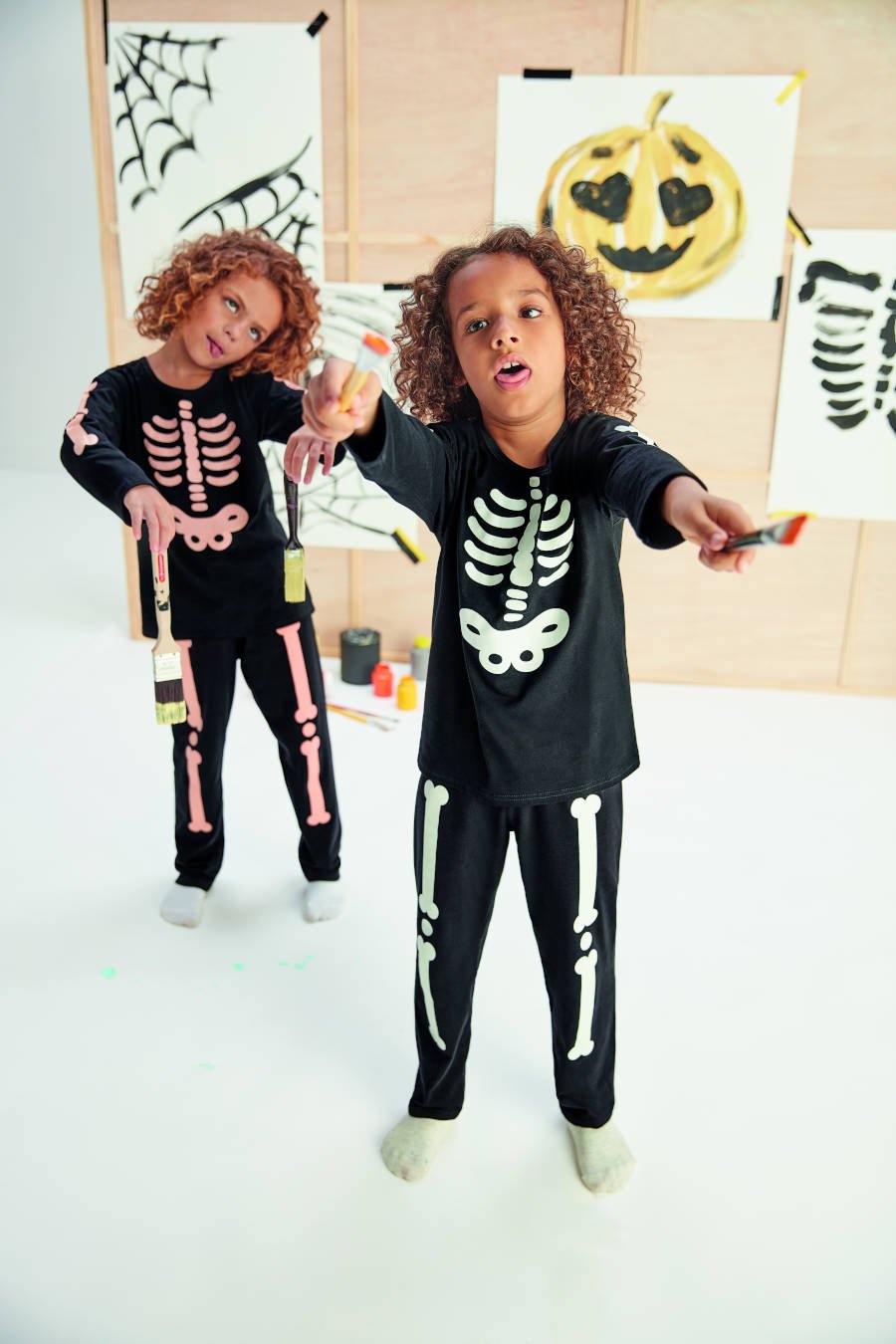 Crianças Bonitas Em Fantasias Assustadoras De Halloween Fazem Uma
