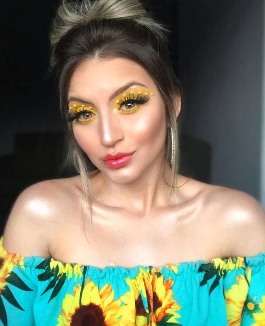Foto de mulher com maquiagem monocromática amarela