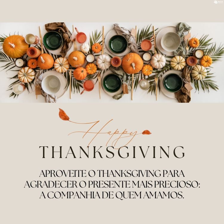 Cartão virtual de fundo cinza com foto de mesa posta com itens de thanksgiving, como abóbora e folhas de outono e frase "Aproveite o Thanksgiving para agradecer o presente mais precioso: a companhia de quem amamos."