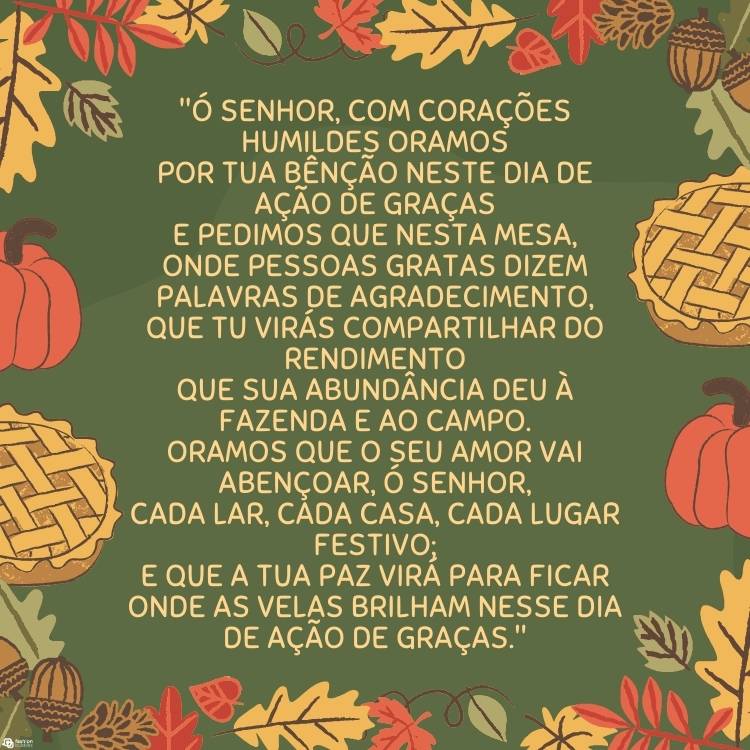 Cartão virtual de fundo verde com desenhos de abóboras, folhas de outono, torta e oração ""Ó Senhor, com corações humildes oramosPor tua bênção neste Dia de Ação de GraçasE pedimos que nesta mesa,Onde pessoas gratas dizem palavras de agradecimento,Que Tu virás compartilhar do rendimentoQue Sua abundância deu à fazenda e ao campo.Oramos que o Seu amor vai abençoar, ó Senhor,Cada lar, cada casa, cada lugar festivo;E que a Tua paz virá para ficarOnde as velas brilham nesse Dia de Ação de Graças."