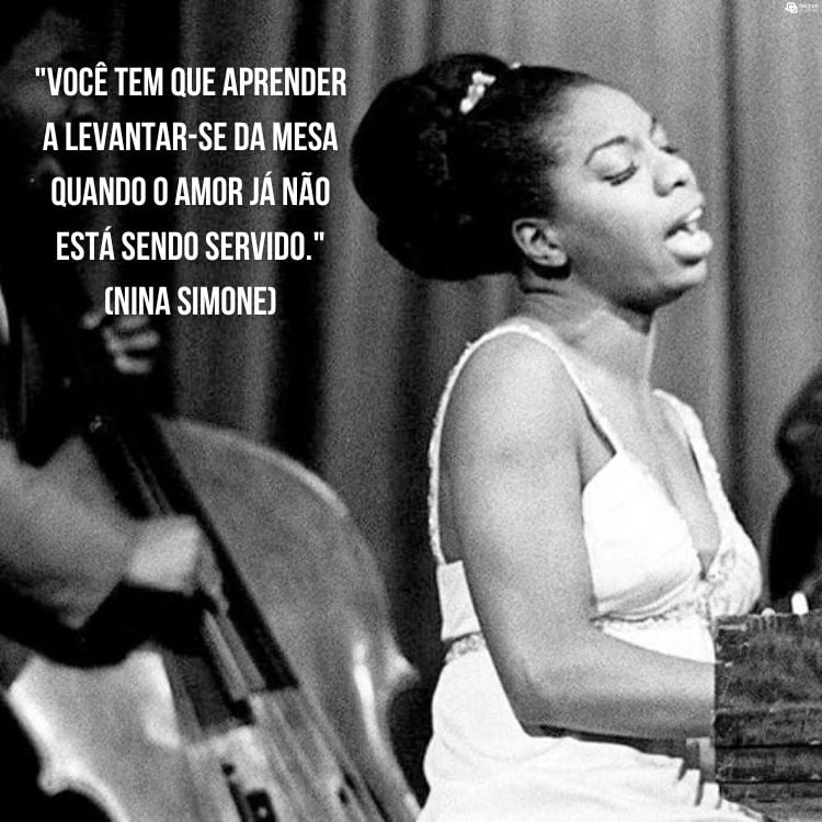 Foto de Nina Simone tocando piano e frase "Você tem que aprender a levantar-se da mesa quando o amor já não está sendo servido." (Nina Simone)