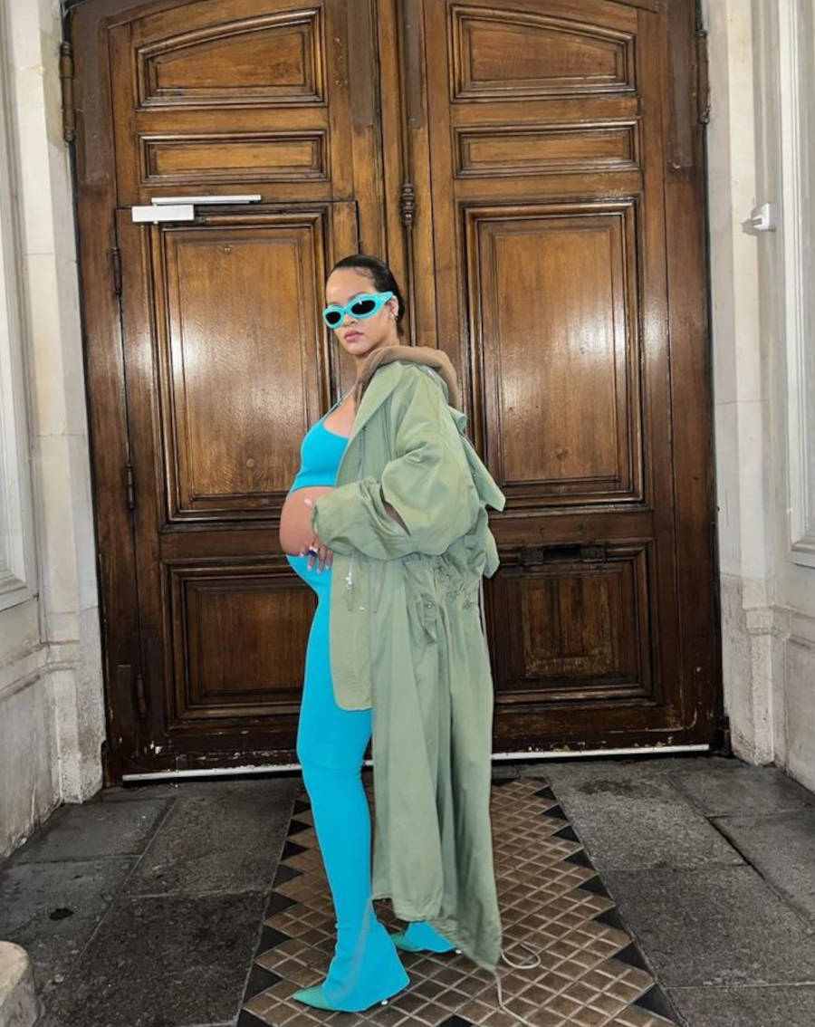 Foto de Rihanna grávida com roupa azul e casaco verde