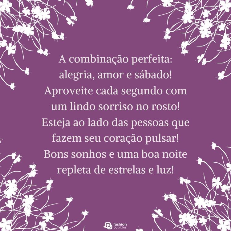 Cartão virtual de fundo lilás com flores brancas e frase "A combinação perfeita: alegria, amor e sábado! Aproveite cada segundo com um lindo sorriso no rosto! Esteja ao lado das pessoas que fazem seu coração pulsar! Bons sonhos e uma boa noite repleta de estrelas e luz!"