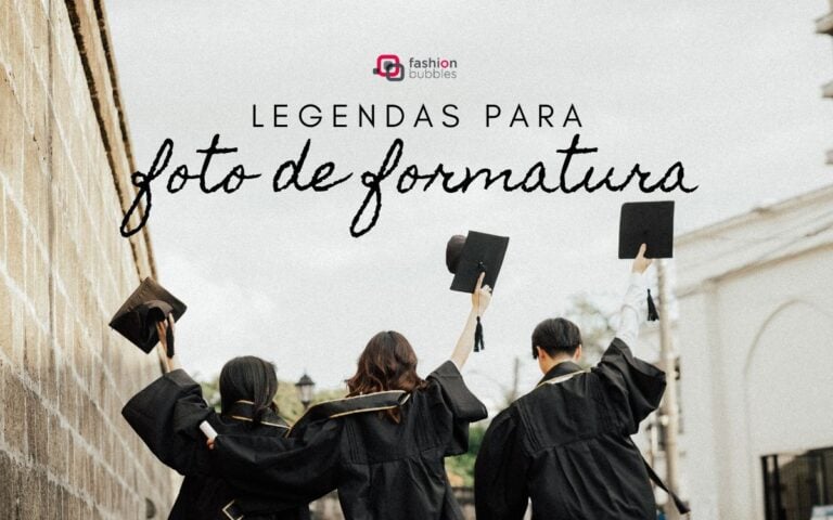 foto de 3 amigos jogando chapéu para cima. No céu, está escrito legenda para foto de formatura