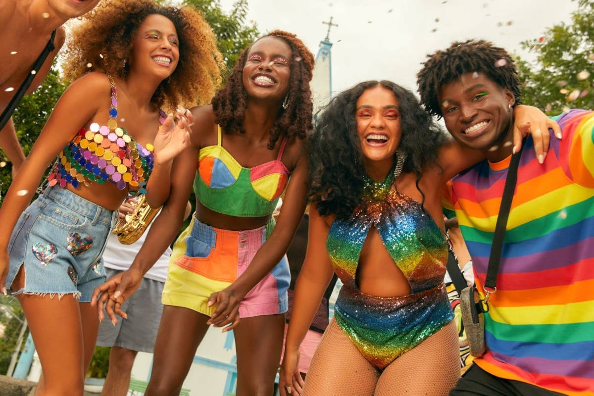 É Carnaval: 15 marcas com roupas e acessórios para a temporada