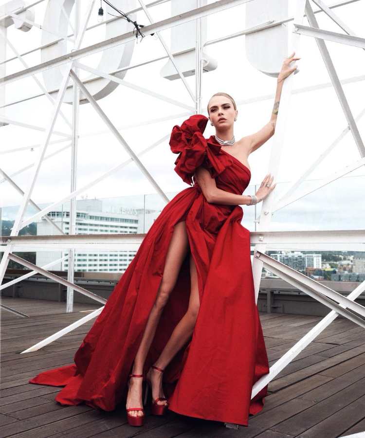 Vestido vermelho, vinho de um ombro só da supermodelo Cara Delevigne no Oscar 2023.