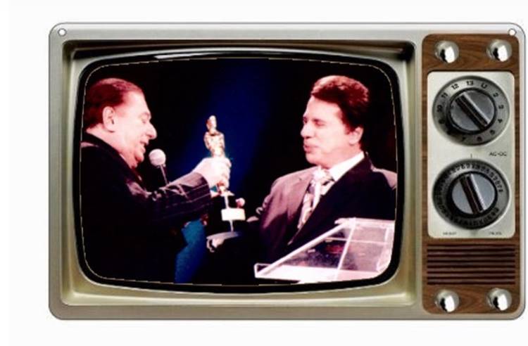 Montagem com foto de Raul Gil e Silvio Santos com imagem de prêmio nas mãos em TV antiga.