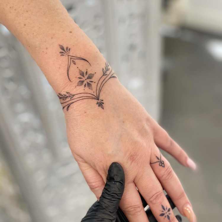 tattoo na mao delicada feminina 2023