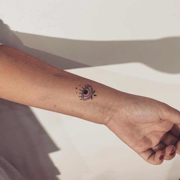 Tatuagem na mão raios